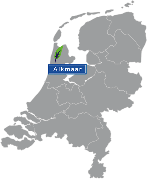 Landkaart Nederland grijs - locatie Dagnall Taleninstituut in Alkmaar - aangegeven met blauw plaatsnaambord met witte letters en Dagnall veer - op transparante achtergrond - 600 * 733 pixels